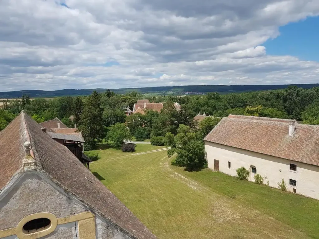 Blick auf den Innenhof aus dem Zimmerfenster