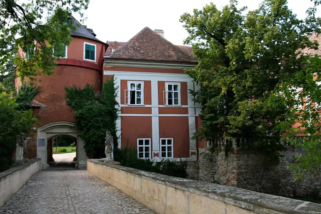 Brueckenzufahrt zum Schlosshotel