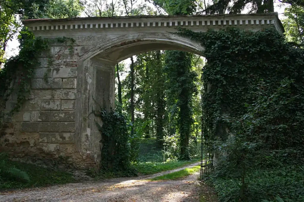 großes altes Tor zum Schlossgarten