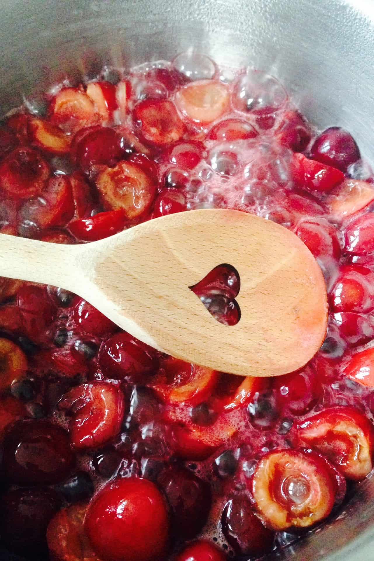 Preserving home-picked cherries Cherry orchard Einkochen Kirschen selbst gepflückt im Kirschgarten