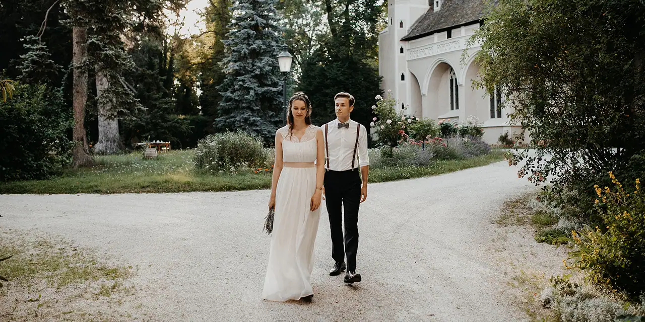 Ehepaar spaziert durch den Schlosshof Schrattenthal
