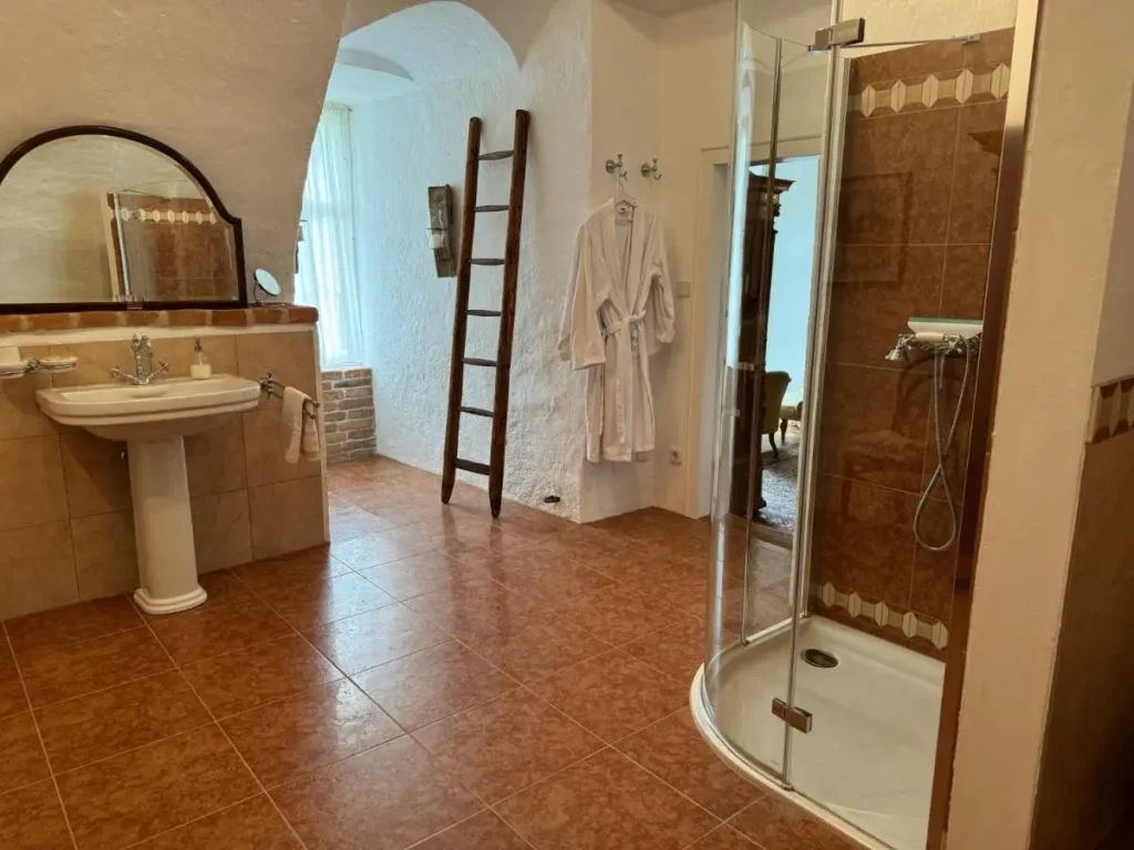 Badezimmer mit großer Dusche