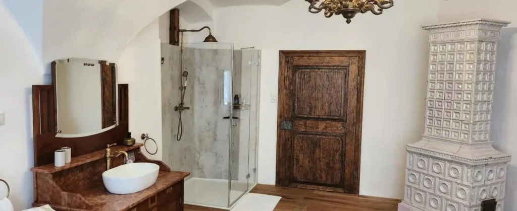 Badezimmer im Vintage-Stil mit moderner Dusche und Kamin