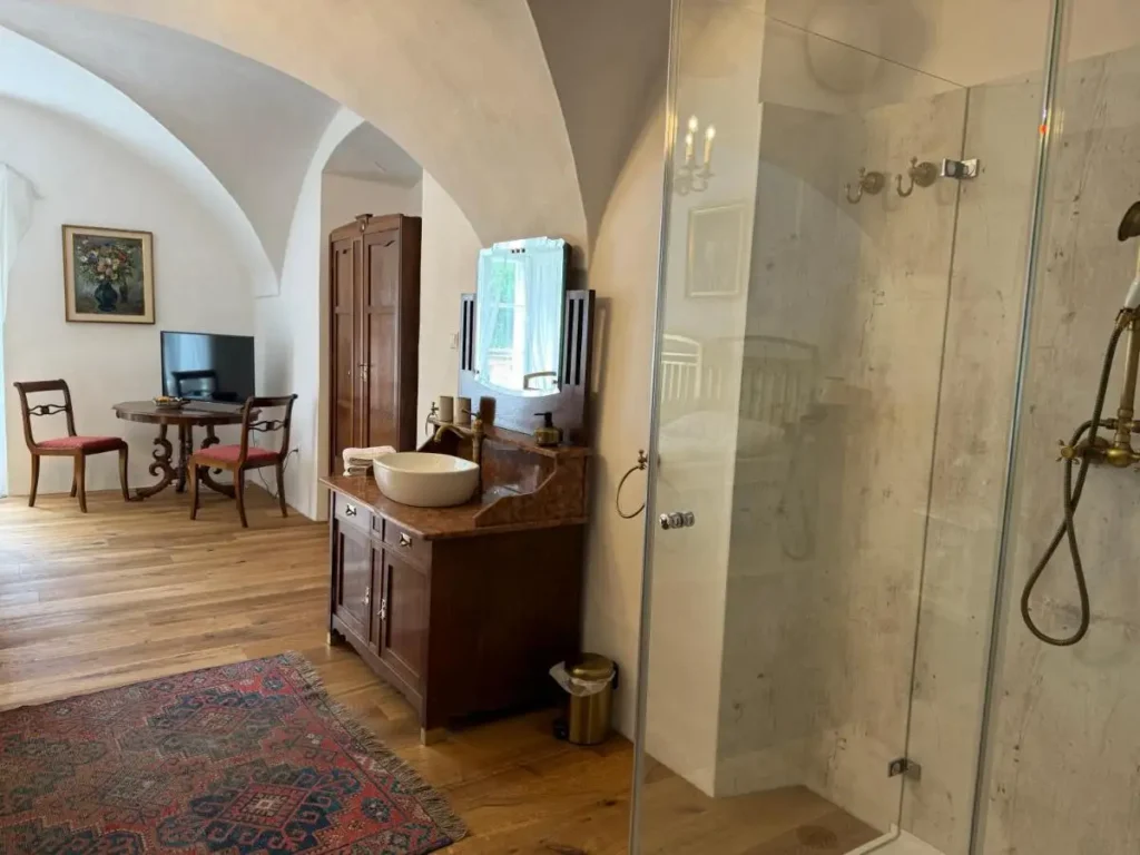 Dusche mit großen Glaswänden in einem Hotelzimmer
