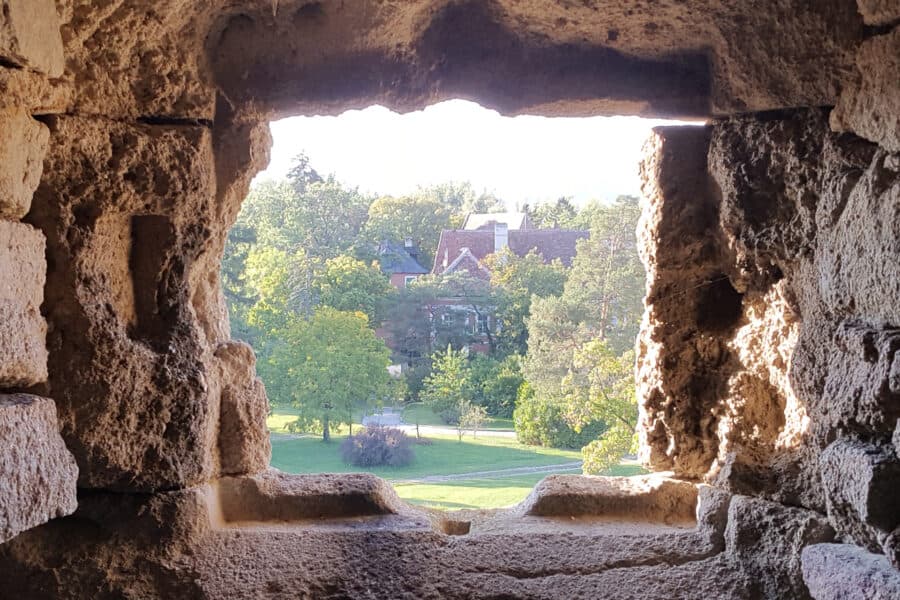 Hungerturmfenster in der Schlossmauer mit Blick auf den Park