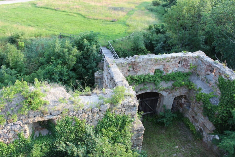 Schloss Schrattenthal - Hungerturm Brücke mit alten Burgmauern im Vordergrund