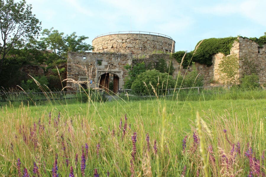 Hungerturm an einem Sommertag - Ansicht von der Seite