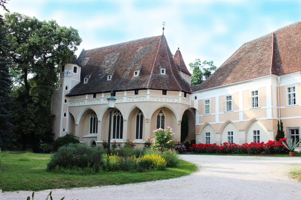 Blick auf Schloss Schrattenthal und Kirche Schlosspark