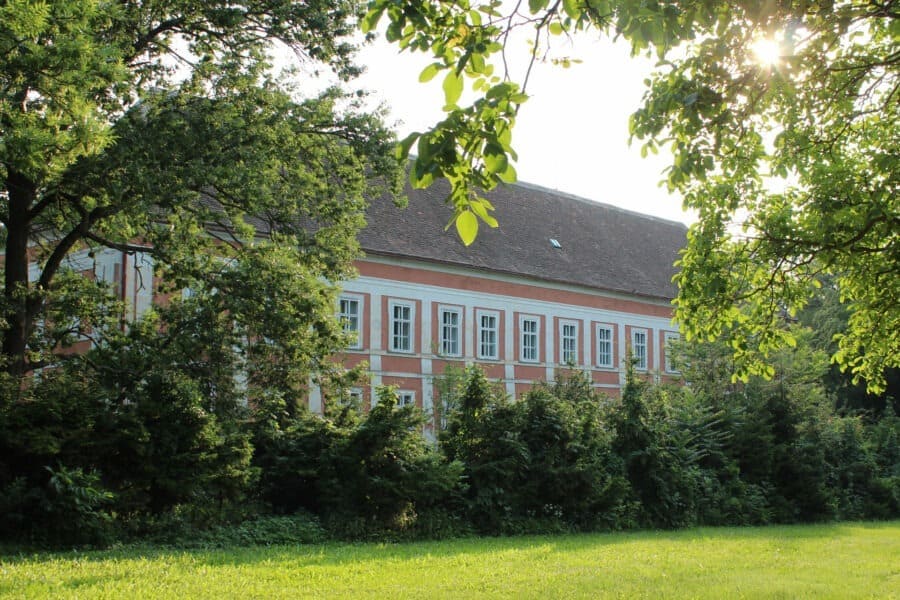 Schloss Schrattenthal - Blick auf das Gebäude vom Park aus
