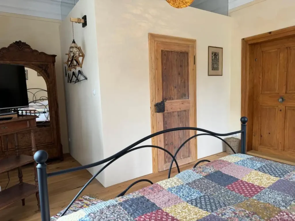 Schlafzimmer mit Kingsize-Bett
