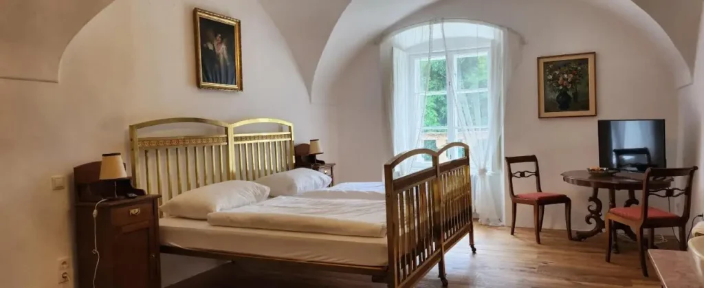 Schlafzimmer mit großem Doppelbett am Fenster
