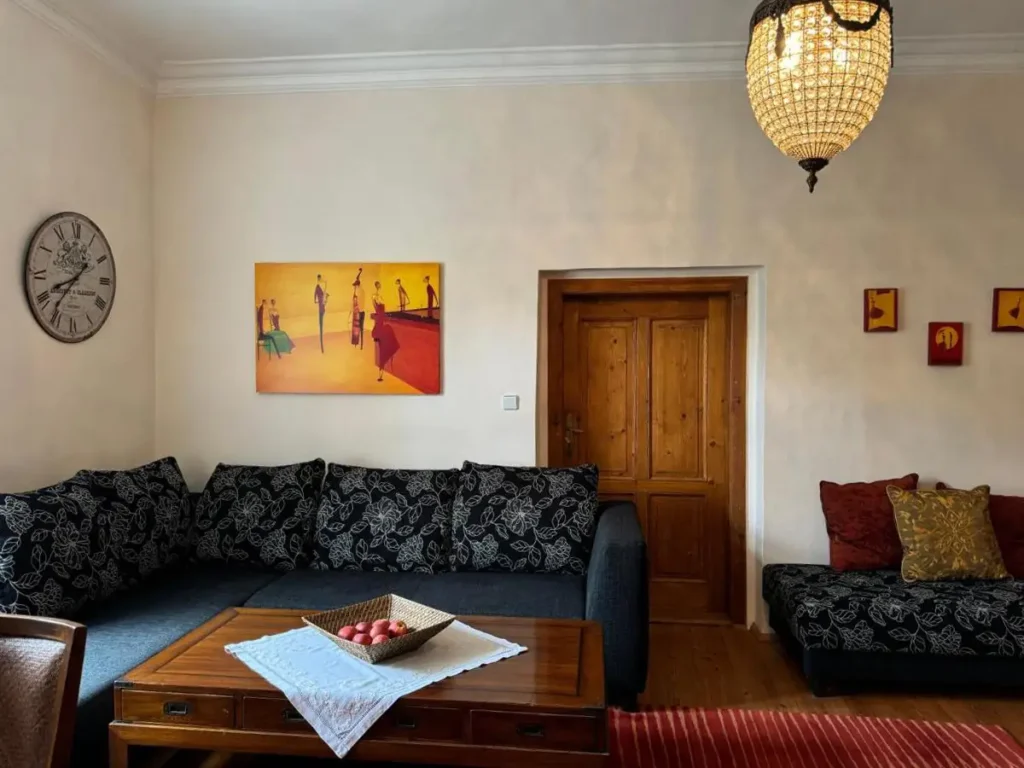 Dunkles Sofa im modernen Stil im Interieur eines Vintage-Hotelzimmers