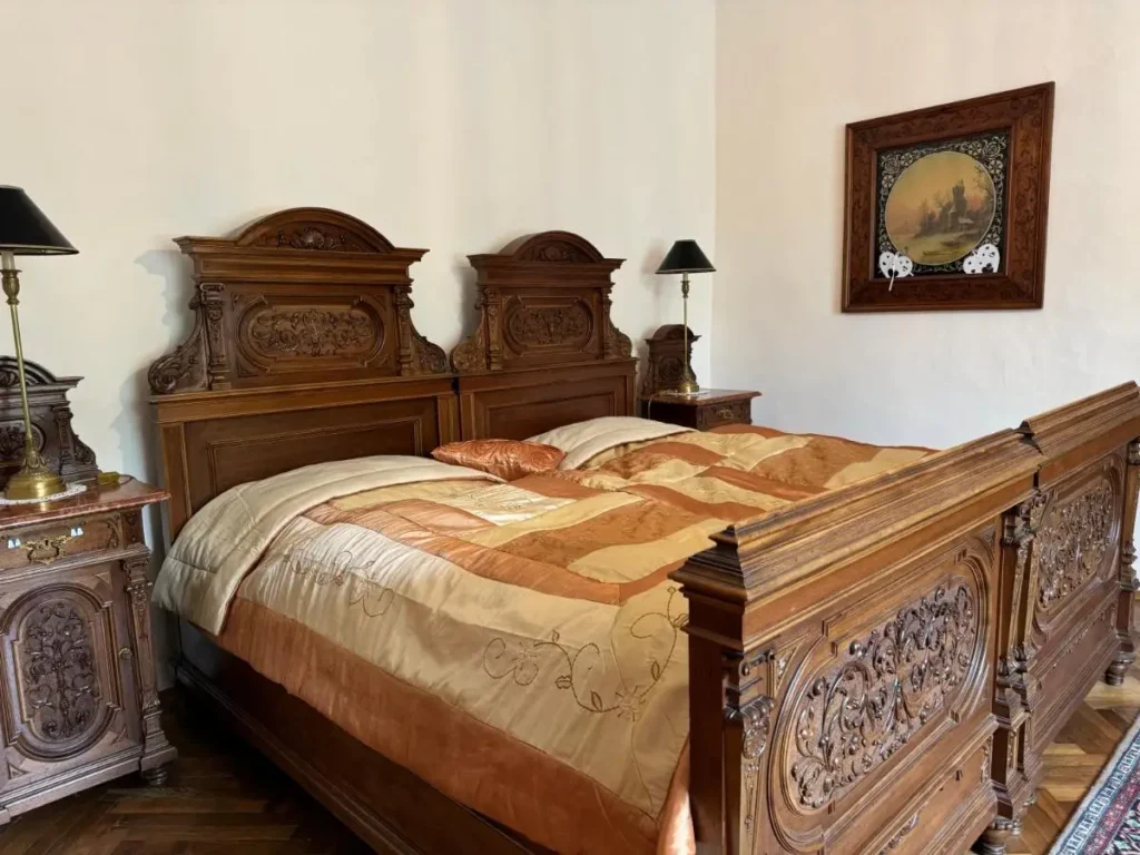 Großes antikes Bett aus geschnitztem Holz